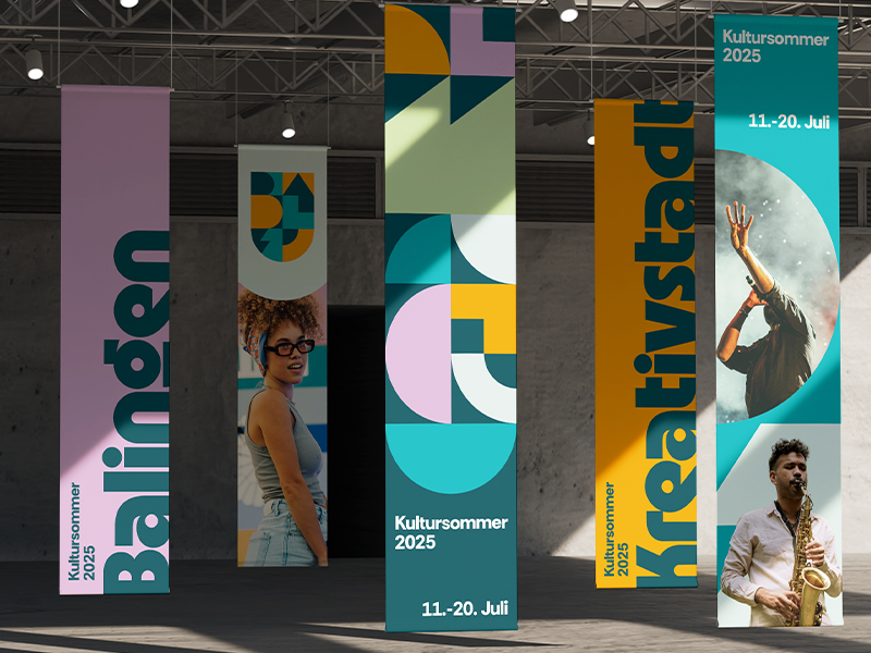 Gestaltung für den „Kultursommer 2025“ in Balingen, designt von Atelier Türke, mit farbigen, hochformatigen Bannern, geometrischen Formen, Künstlerfotos und den Veranstaltungsdaten. Ein lebendiges Branding für Kultur, Musik und Veranstaltungen.