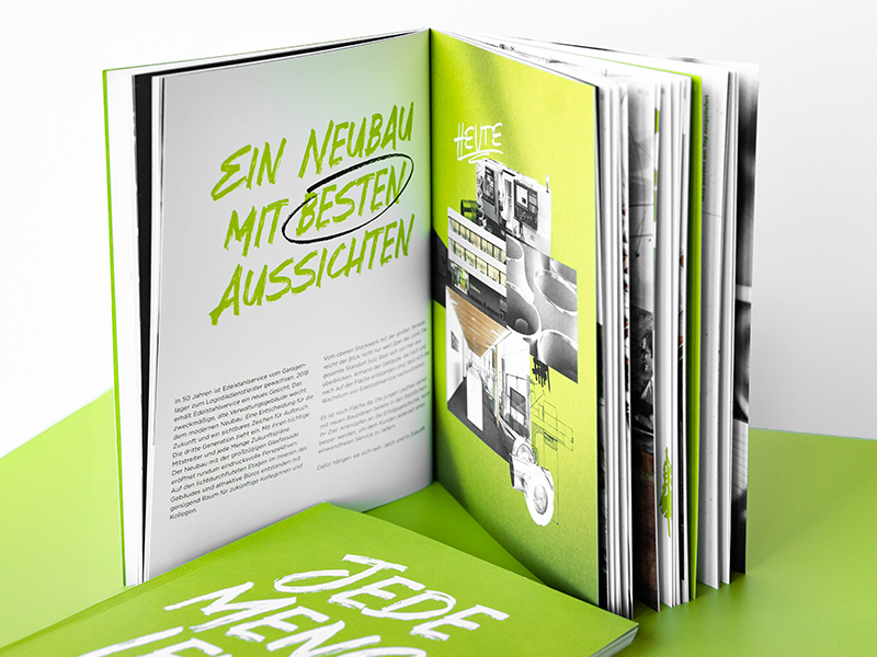 Aufgeschlagenes Marken- und Imagebuch mit grünem Cover und der Überschrift „Ein Neubau mit besten Aussichten“, kombiniert mit Collagen, Texten und Gestaltungselementen. Ein Beispiel für Corporate Design und Printkommunikation im Branding, entwickelt von Atelier Türke.