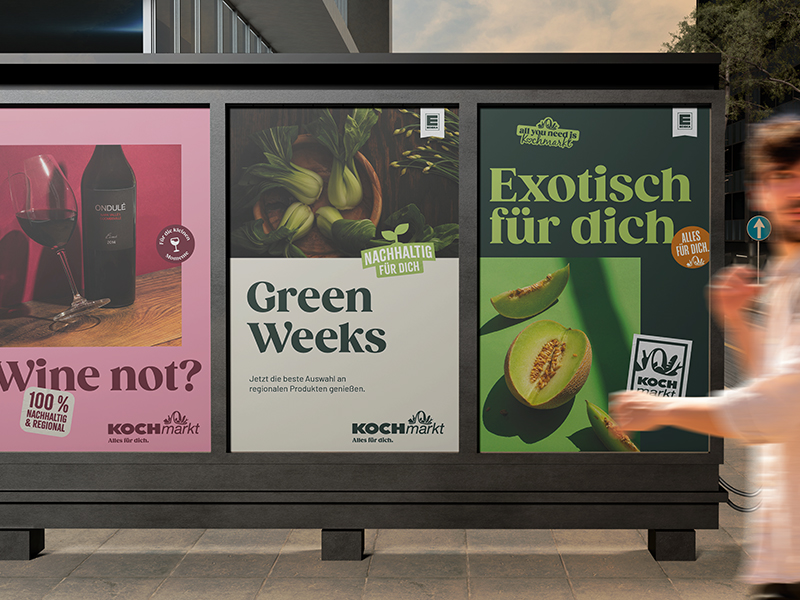 Außenwerbung für den KOCHmarkt mit drei farbigen Plakatmotiven zu Wein, „Green Weeks“ und exotischen Früchten. Eine aufmerksamkeitsstarke Kampagnengestaltung für nachhaltige und frische Lebensmittelangebote für das Branding. Entwickelt von Atelier Türke.