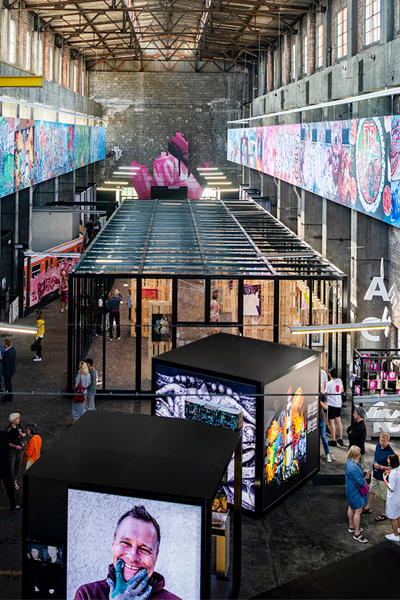 Large-scale exhibition design and brand staging in the industrial Schwelhalle with several digital screens, modular presentation areas and a central installation in the Schwelhalle’s creative space. The lively creative space for exhibitions, meetings and visual brand communication as well as workshops offers everything that companies need for brand workshops and the definition of their brand and working environments.