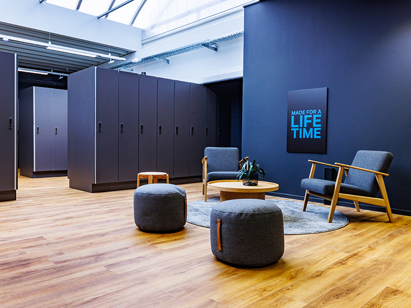 Innenarchitektur von Atelier Türke, modern gestalteter Loungebereich mit Sitzmöbeln und integrierter Schranklösung.