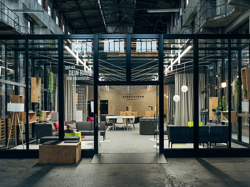 Schwelhalle von Atelier Türke, ein moderner Kreativraum im Industrieambiente mit Glasarchitektur und Workshopbereich.