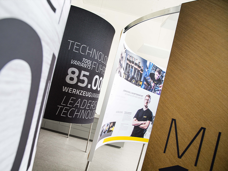 Projekt von Atelier Türke, modern gestalteter Messestand mit großformatigen Grafiken und Informationsflächen.