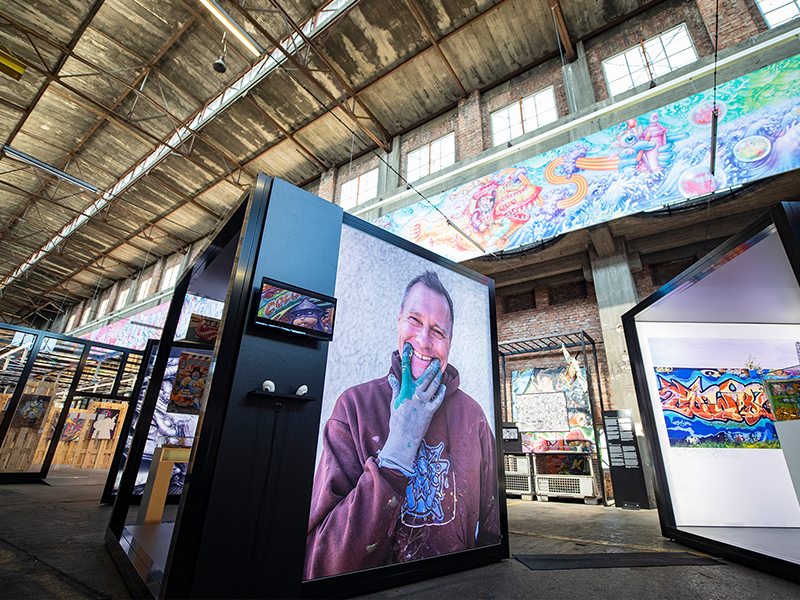Projekt „Revolte – Creative Urban Art“ von Atelier Türke, Ausstellungsfläche mit großformatiger Kunstinstallation im Industrieambiente.