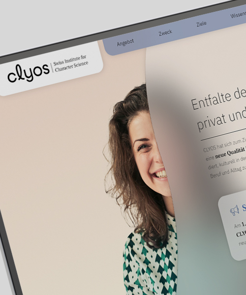 Hochformatiger Ausschnitt der Clyos-Website mit Keyvisual, Logo und Claim zur persönlichen und beruflichen Potenzialentfaltung.