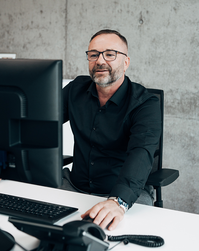 Armin Mesam, Geschäftsleiter für Messedesign bei Atelier Türke, am PC in seinem Büro