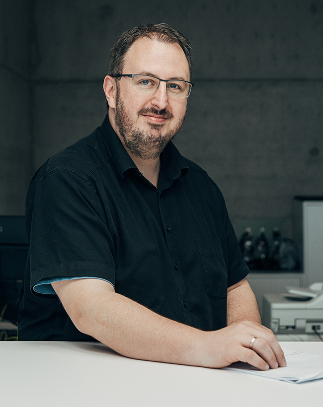 Axel Weigold, Spezialist für technische Konstruktion & CAD bei Atelier Türke, an seinem Schreibtisch