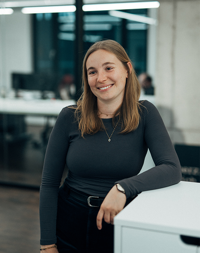 Barbara Winklmann, Social Media Managerin bei Atelier Türke, bei einem Gespräch im Büroflur.