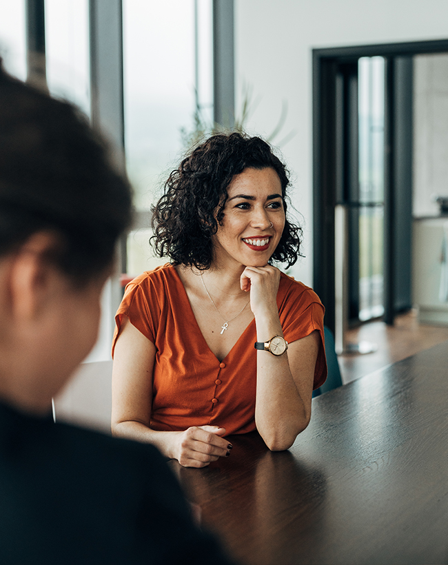 Bahar Namazci-Raisch, Managerin im Digital Marketing und Projektleiterin bei Atelier Türke, im Gespräch am Konferenztisch