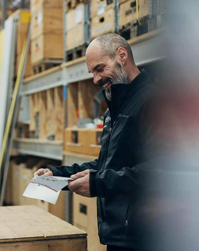 Danilo Nonin, Montageleiter bei Atelier Türke, beim Ansehen von Unterlagen im Lager