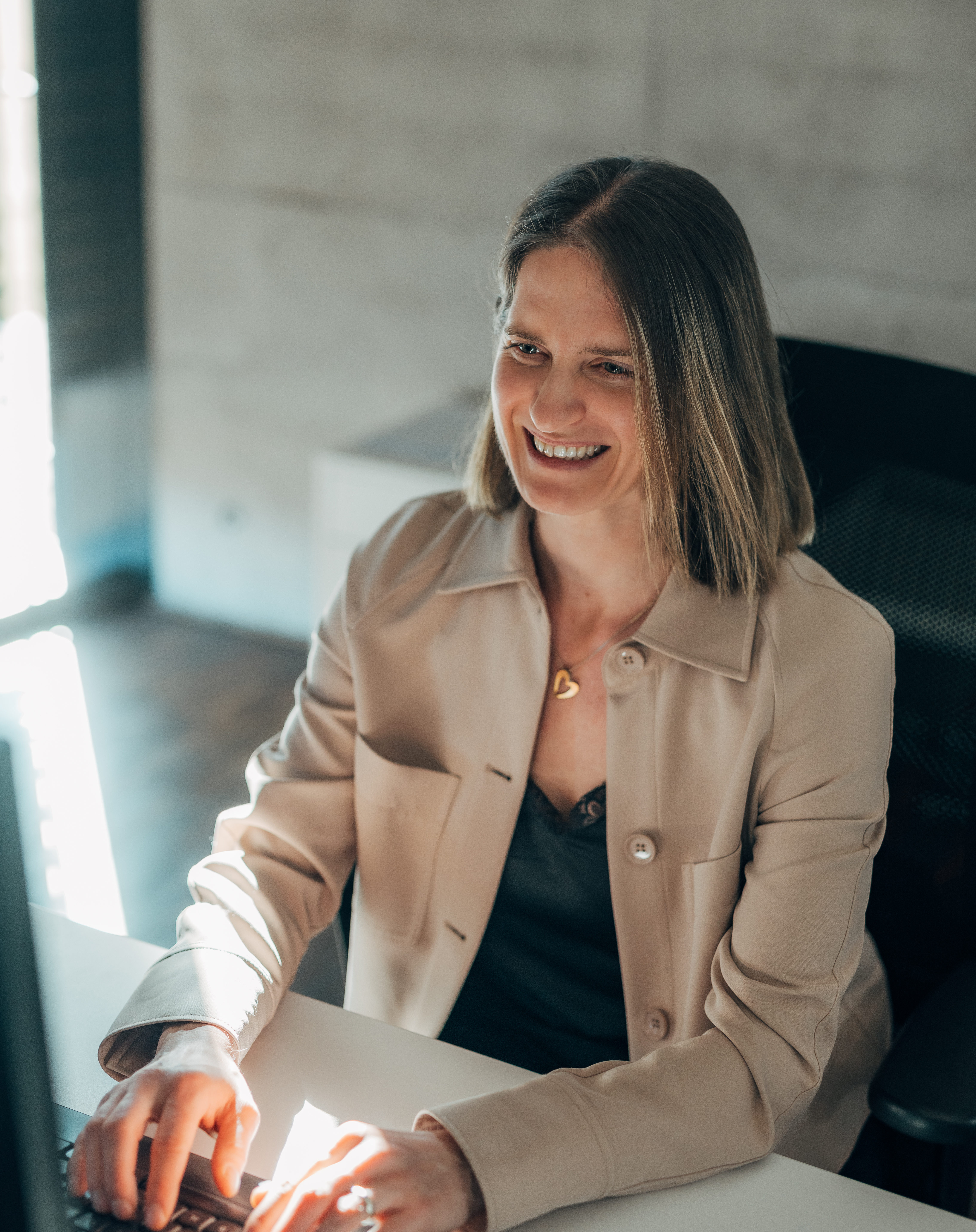 Elisabeth Heinz, Projektmanagerin bei Atelier Türke, bei der Arbeit am PC im Büro.