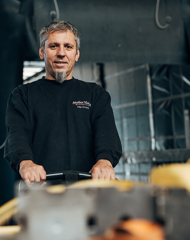 Filip Virtaci, Montageleiter bei Atelier Türke, bei der Arbeit mit dem Hubwagen im Lager