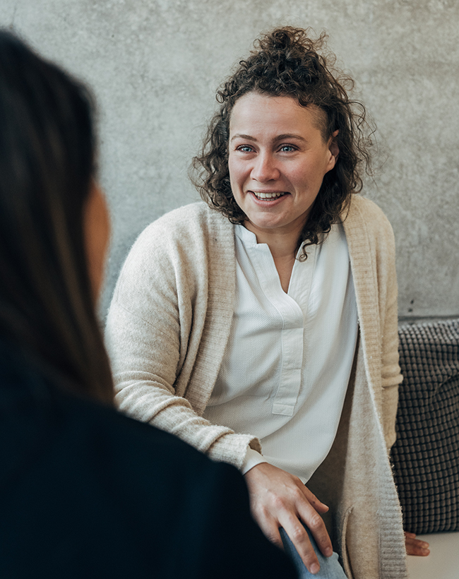 Henriette Braun, Projektleiterin für Messe und Event bei Atelier Türke, im Gespräch mit einer Kollegin