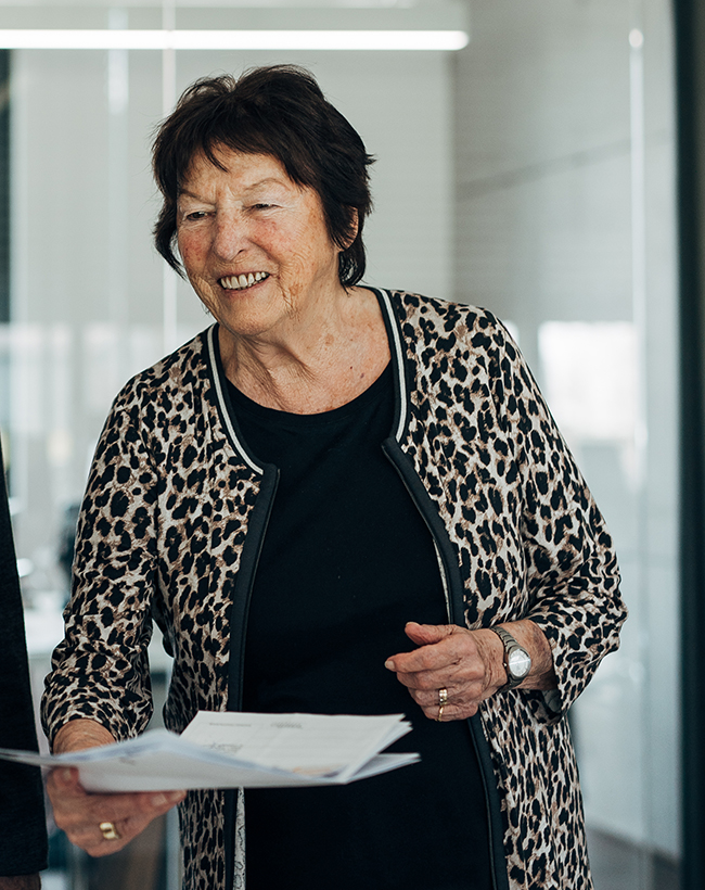 Hilde Türke, Seniorchefin von Atelier Türke, mit Unterlagen im Büroflur