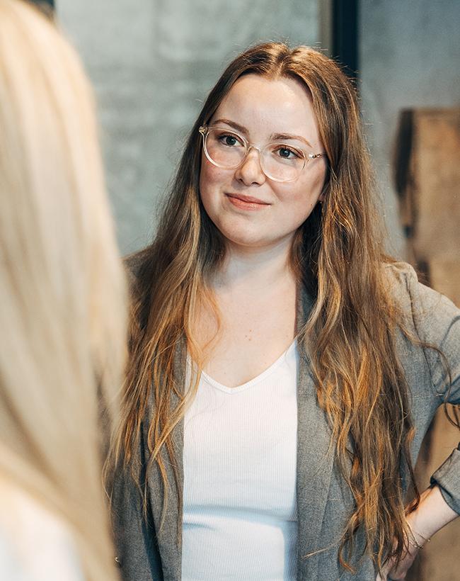 Jasmin Kajdanowitsch, Mediengestalterin bei Atelier Türke, im Austausch mit Kolleginnen im Büro