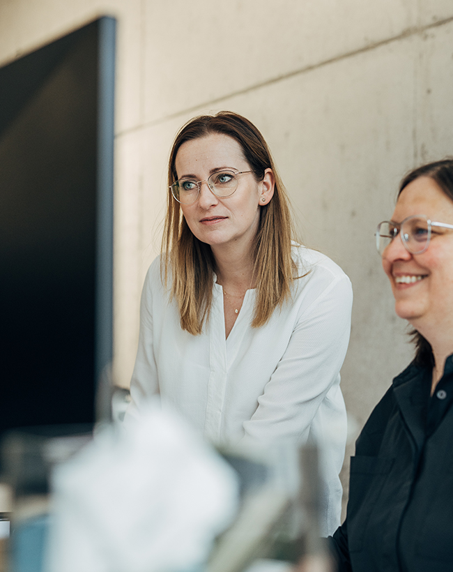 Karin Burger, Grafikdesignerin bei Atelier Türke, konzentriert bei einer Besprechung am Bildschirm