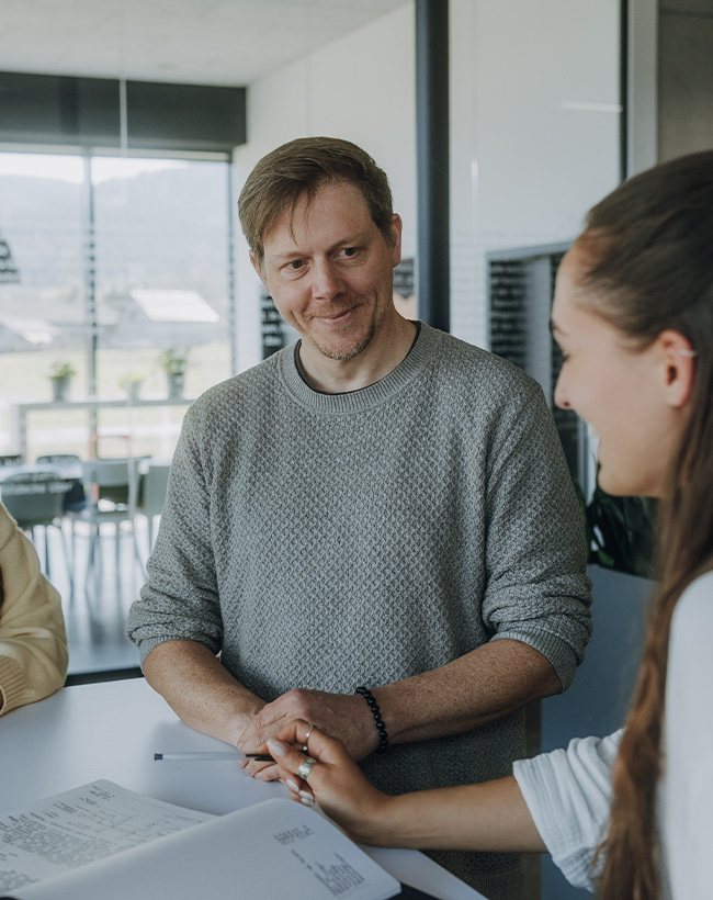 Klaus Bossmann, Programmierer bei Atelier Türke, in einem Gespräch mit einer Kollegin.
