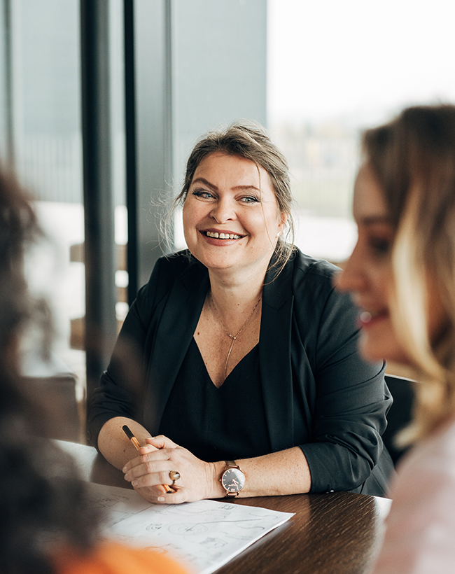 Lena Paus, Designerin für Messedesign und Innenarchitektur bei Atelier Türke, im Gesprächs im Büro