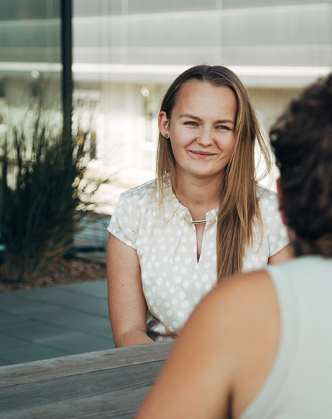 Leonie Knodel, duale Studentin in der Projektleitung in der Messe bei Atelier Türke, im Gespräch auf der Terrasse