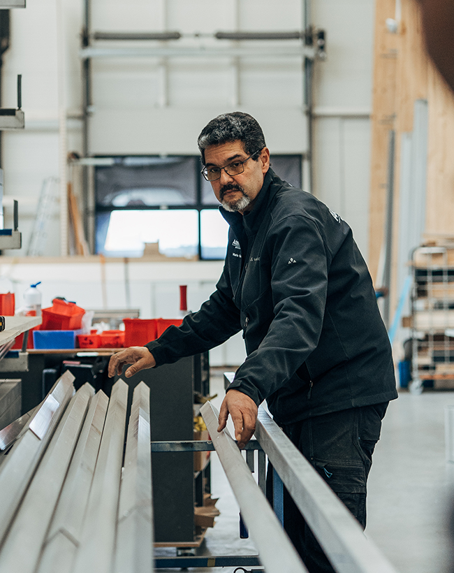 Mario Goncalves, Mitarbeiter im Lager bei Atelier Türke, bei der Arbeit mit Aluminiumprofilen