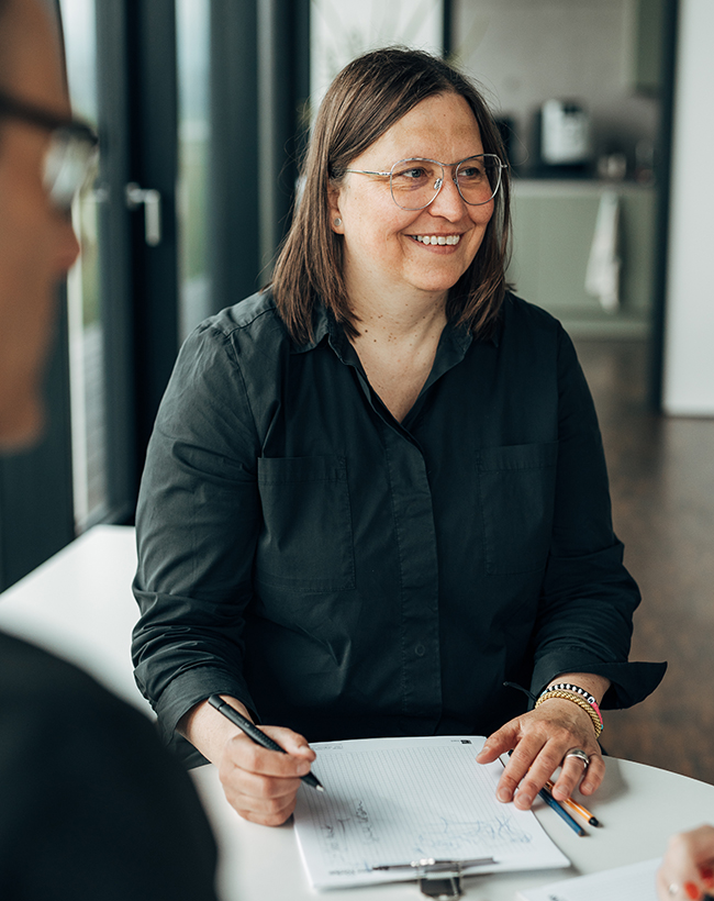 Melanie Butz, Innenarchitektin für Raumkonzeption bei Atelier Türke, in einem Gespräch mit Kollegen