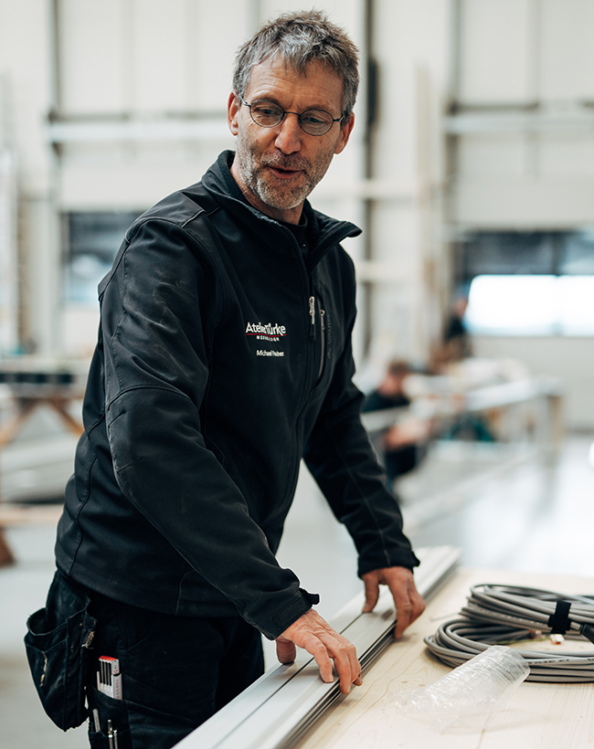 Michael Fischer, Spezialist für Innenausbau und Montage bei Atelier Türke, bei der Arbeit im Lager