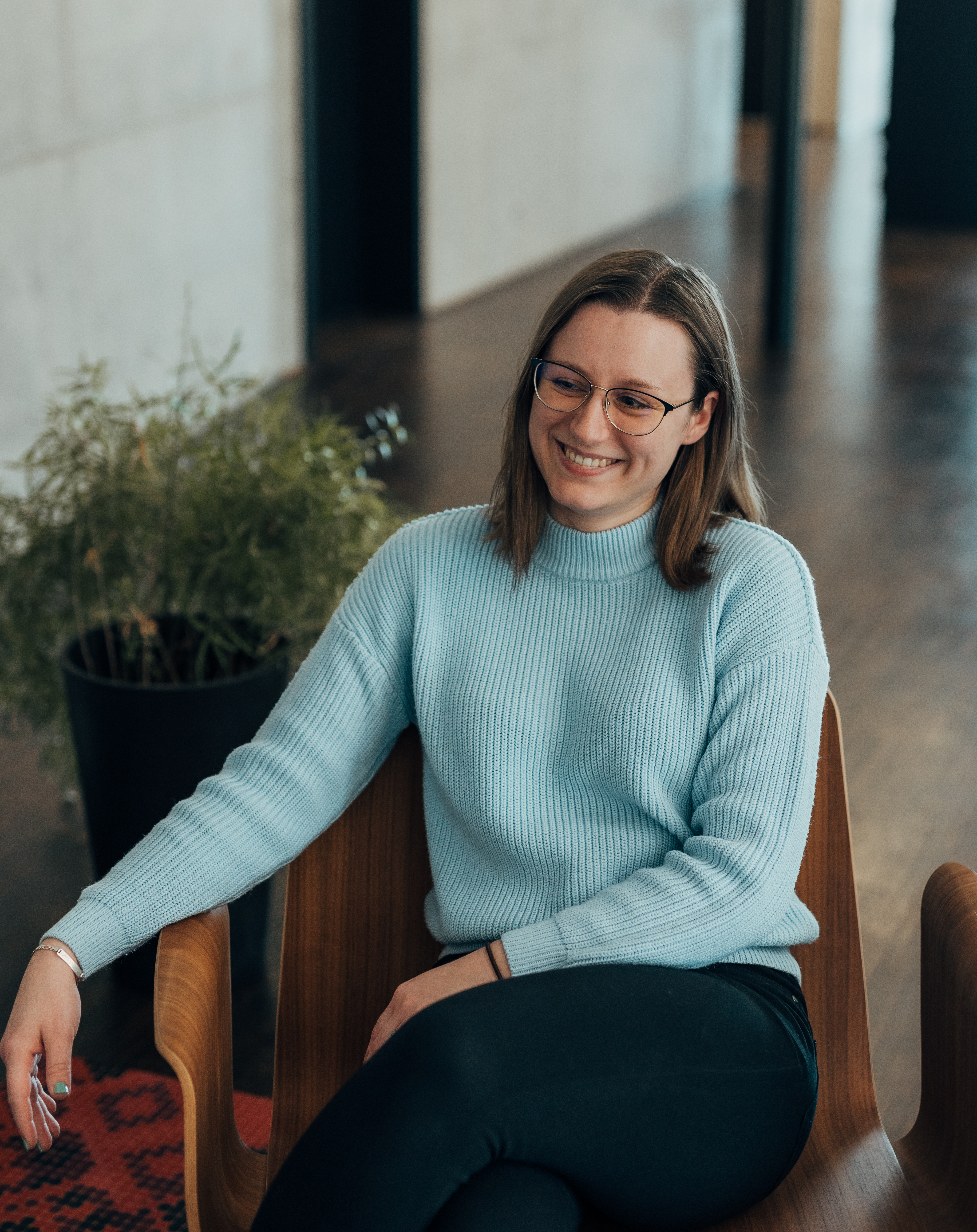 Nicole Friedl, Screendesignerin bei Atelier Türke, im Gespräch im Büroflur.