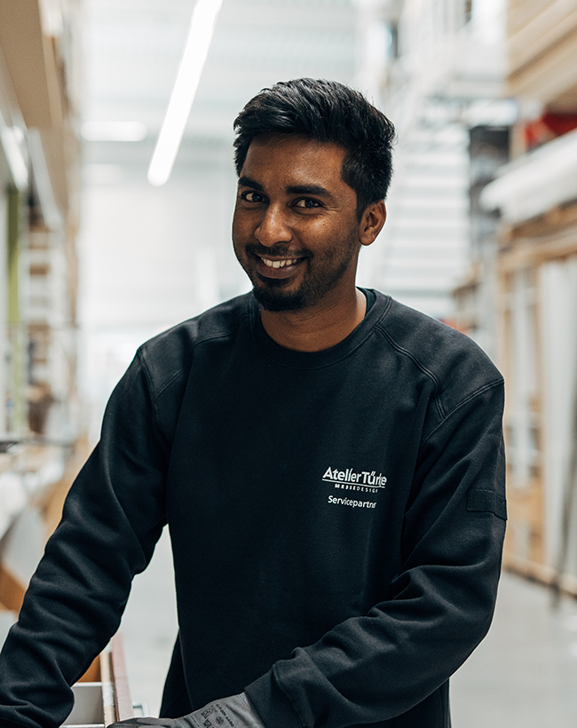 Rajkumar Muruges, Mitarbeiter im Lager bei Atelier Türke, bei der Arbeit im Lager