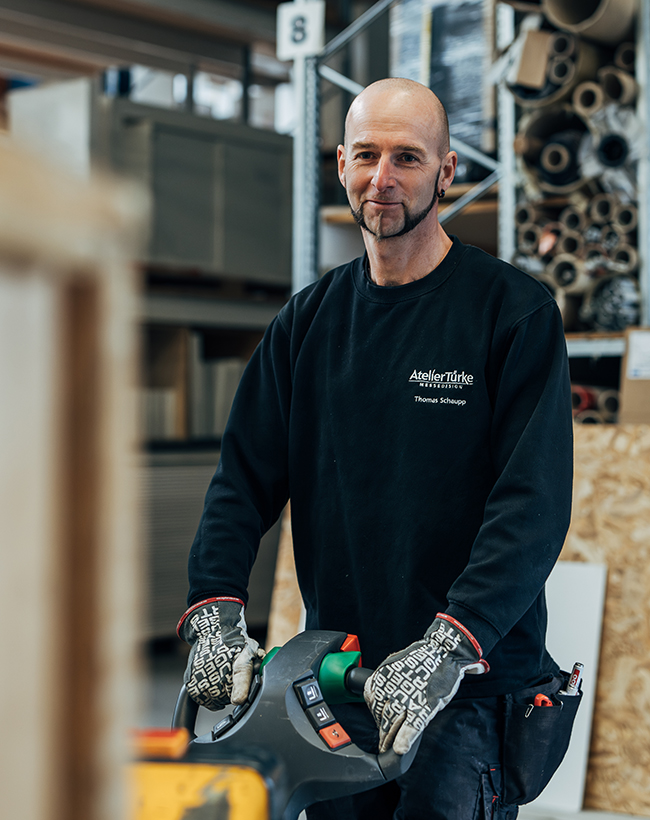 Thomas Schaupp, Mitarbeiter im Lager bei Atelier Türke, beim Bedienen eines elektrischen Hubwagens