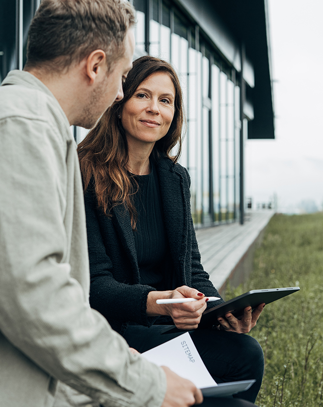Uli Weiß, Spezialistin für Konzeption, Vision und Text bei Atelier Türke, im Gespräch vor dem Bürogebäude