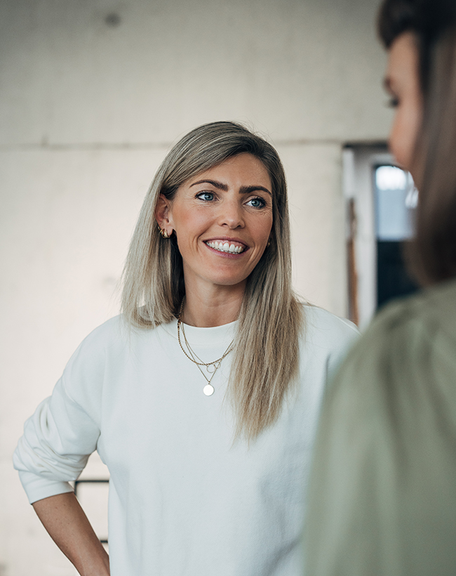 Vera Rager, Designerin für Branding, Digital und Print bei Atelier Türke, im Gespräch mit einer Kollegin