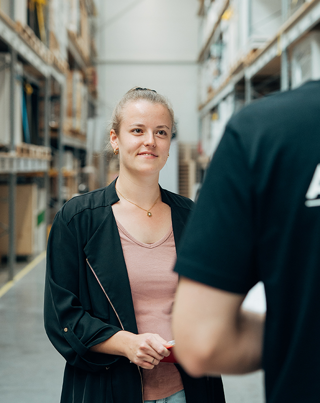 Vivien Gutekunst, Projektleiterin für Innenarchitektur bei Atelier Türke, im Gespräch im Lager