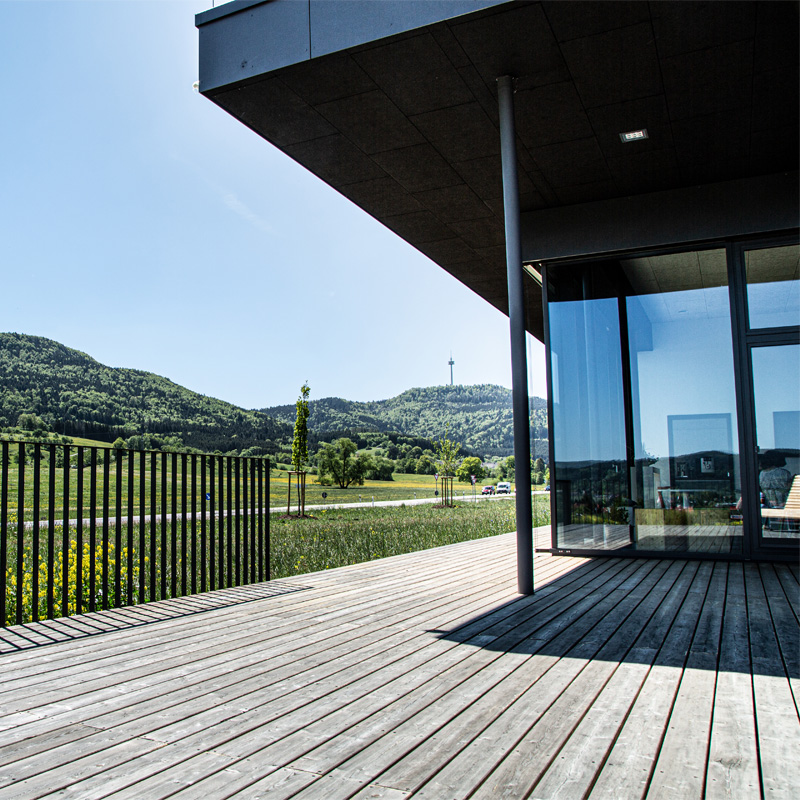 Firmengebäude von Atelier Türke, der Terrassenbereich mit Blick in die umliegende Natur und Landschaft.